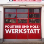 Jonas Druck Objektbeschriftung des Garagentors der Polsterei und Holzwerkstatt A. Geschier